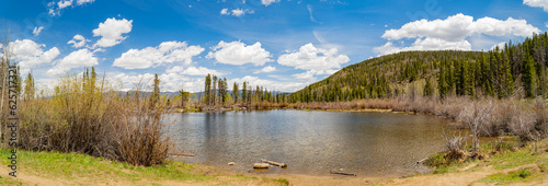 Tableau sur toile Sunny view of the landscape along Rainbow Lake Trail