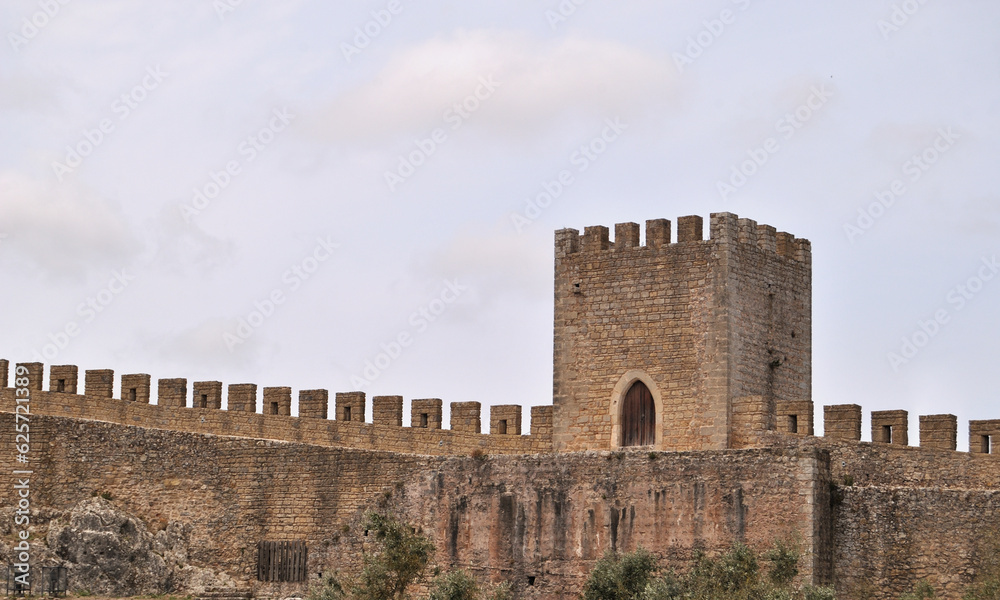 Torre da muralha de Óbidos, lado interior com céu encoberto