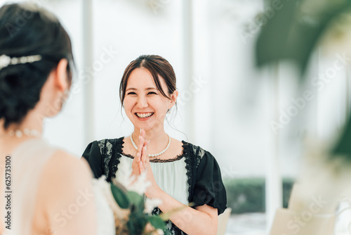 Quadro su tela 結婚式で拍手をするゲスト・出席者・参列者の女性