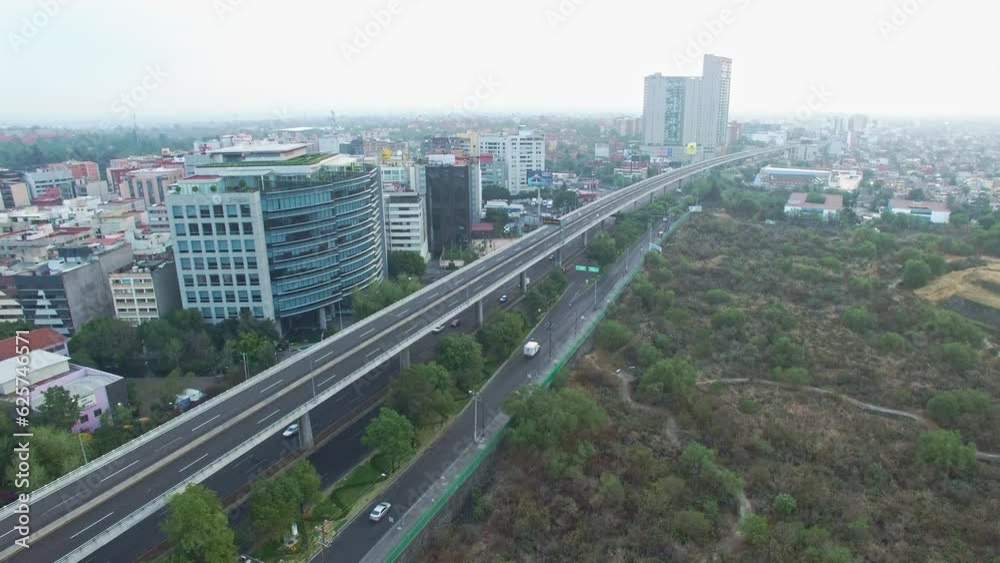 Toma aérea de la Av. Periferico en el Sur de la Ciuda de México con pocos automoiles, México.