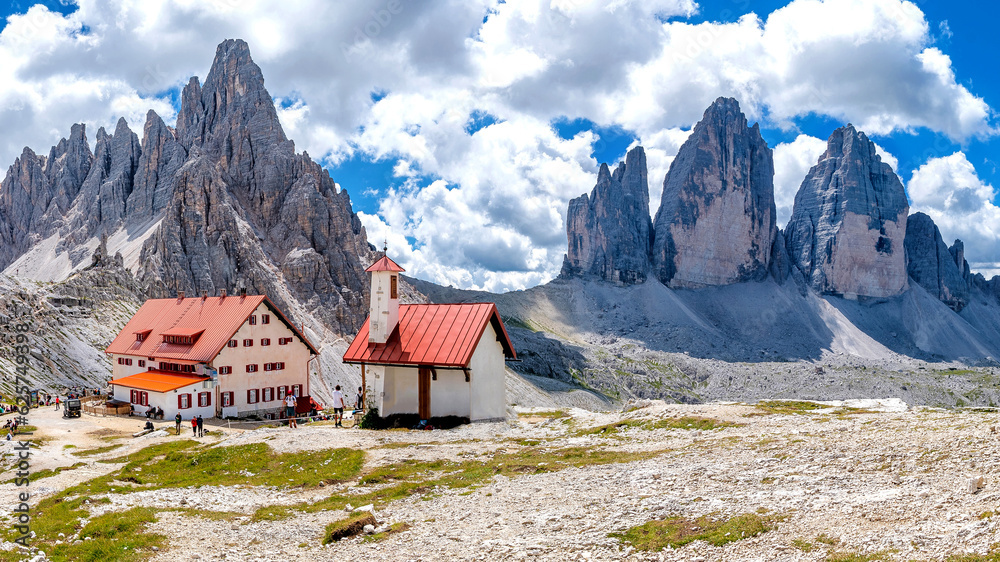 Berghütte mit Drei Zinnen in Südtirol, Italien