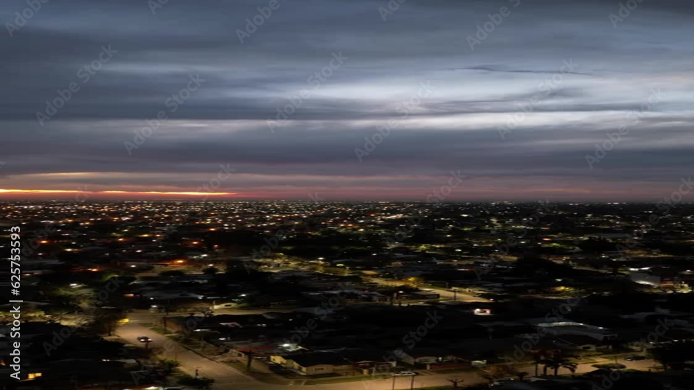 hyperlapse con drones de un atardecer en resolución 1080x1240. video para redes sociales.
resolución a 4K.