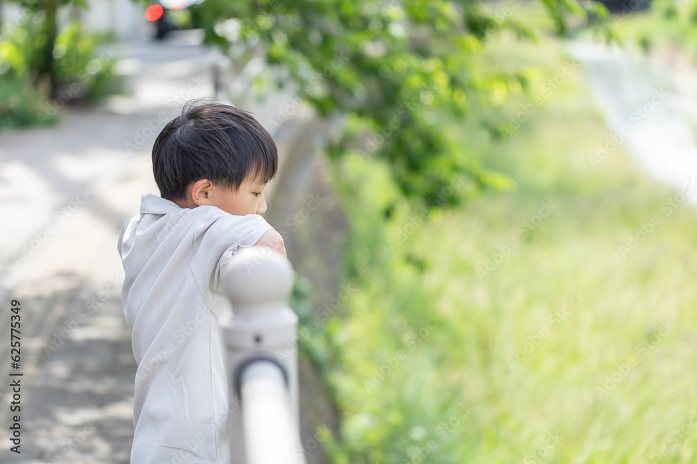 悲しそうに俯く子供 child looking down sadly 悲しそうに俯く子供 child looking down sadly