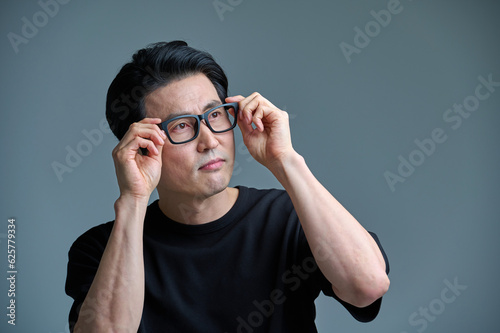 Middle-aged male office worker wearing casual glasses, various expressions of emotions