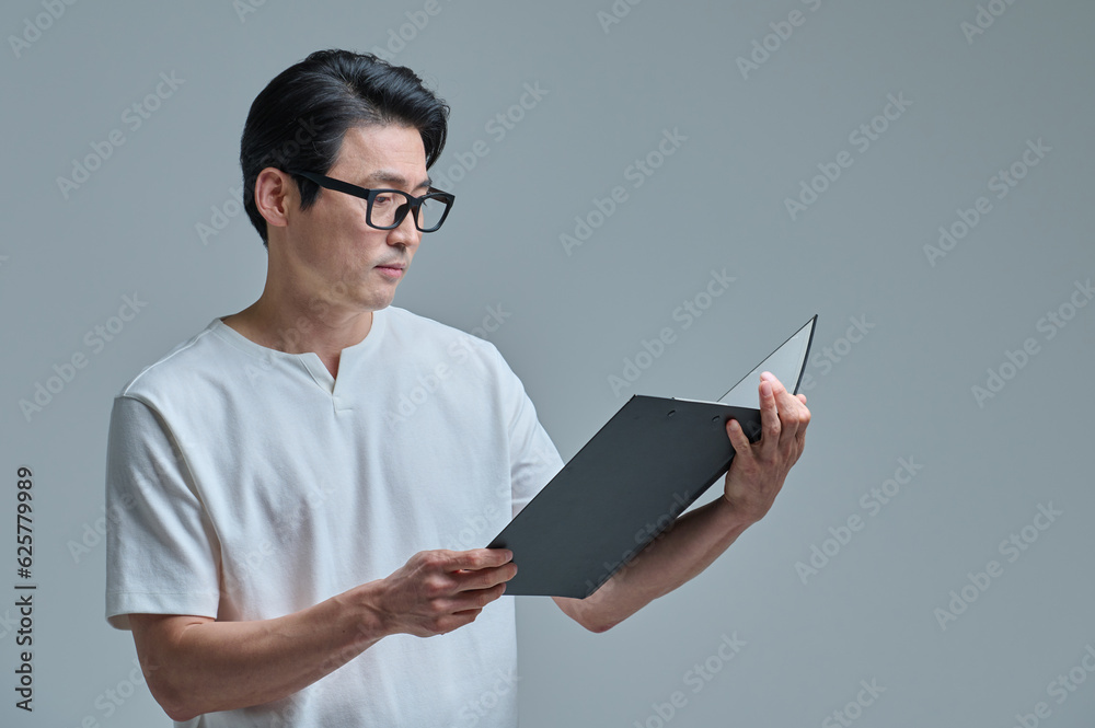 Middle-aged office worker with casual-clad glasses and filing, various emotional expressions Middle-aged office worker with casual-clad glasses and filing, various emotional expressions