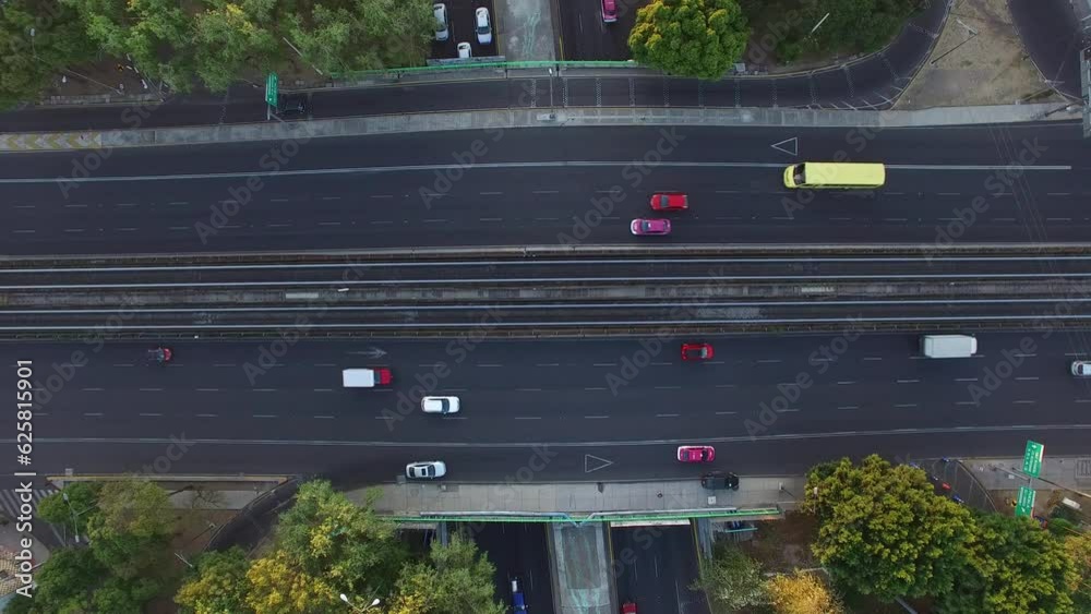 Toma cenital sobre avenida Tlalpan que muestra el cruce de los trenes del sistema de trnsporte Metro en la Ciudad de México.