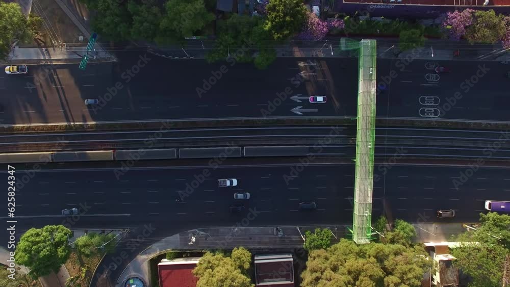 Toma cenital  de avenida Tlalpan por la mañana mientras pasa el sistema de transporte Metro, Ciudad de México.