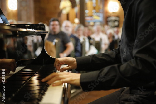 Klavierspieler in der Kirche photo