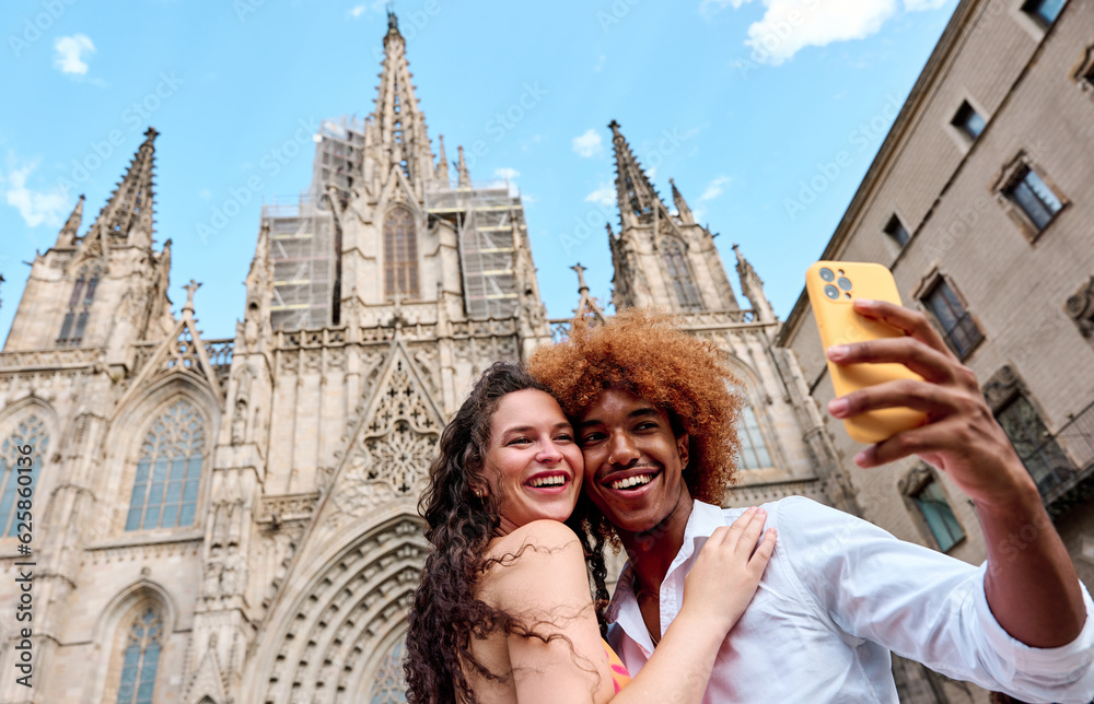 young tourists couple in love in Barcelona, Spain, taking selfie - obrazy, fototapety, plakaty 