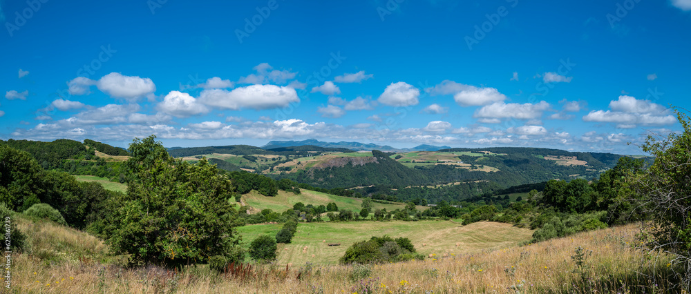 paysage d'Auvergne, panorama, ciel bleu nuageux