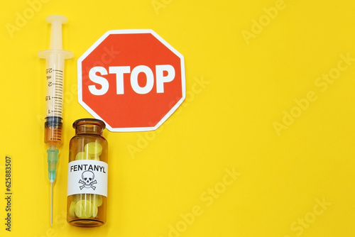Картината върху платно A bottle of fentanyl pills next to a syringe