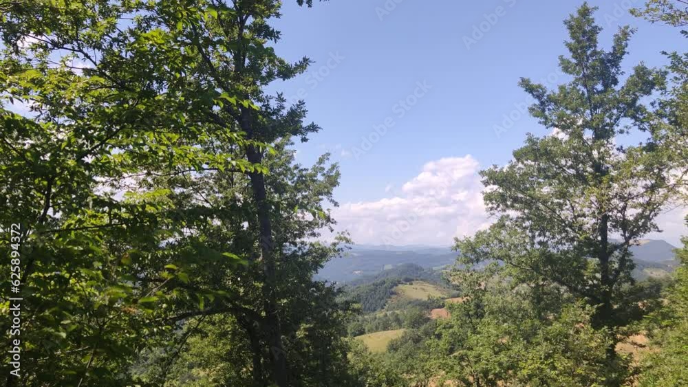 Vista lungo il sentiero 100 Aquapartita Pian di Trebbio Vista lungo il sentiero 100 Aquapartita Pian di Trebbio