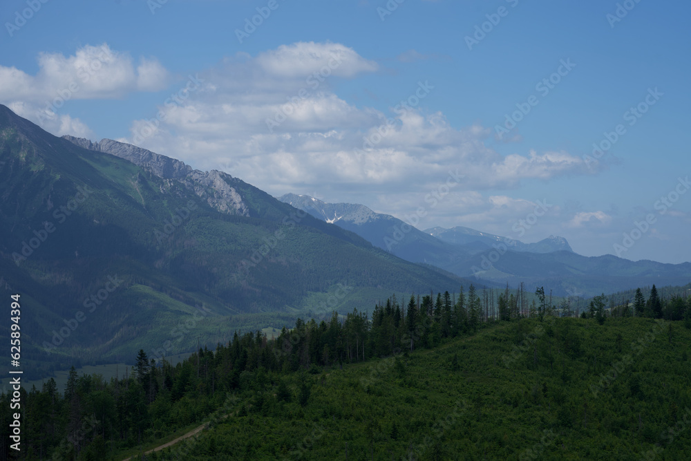 Krajobraz górki, góry w chmurach, góry i doliny widok na wysokie Tatry oraz doliny w pobliży wysokich gór. 
