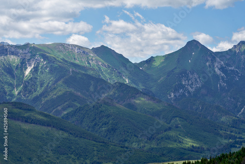 Krajobraz górki, góry w chmurach, góry i doliny widok na wysokie Tatry oraz doliny w pobliży wysokich gór. 