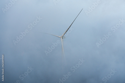 turbine in the sky © Vu