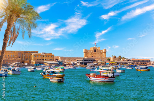 Foto Alexandria harbour, boats near Qaitbay fort, point of the famous lighthouse, Egy