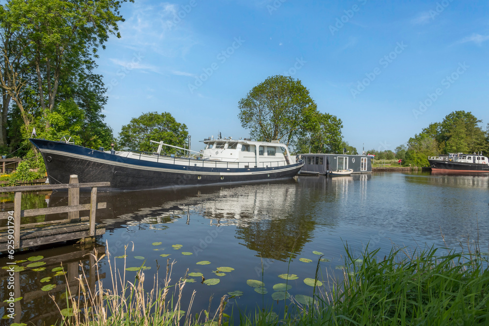 Schiffe ankern in einem Kanal, Friesland