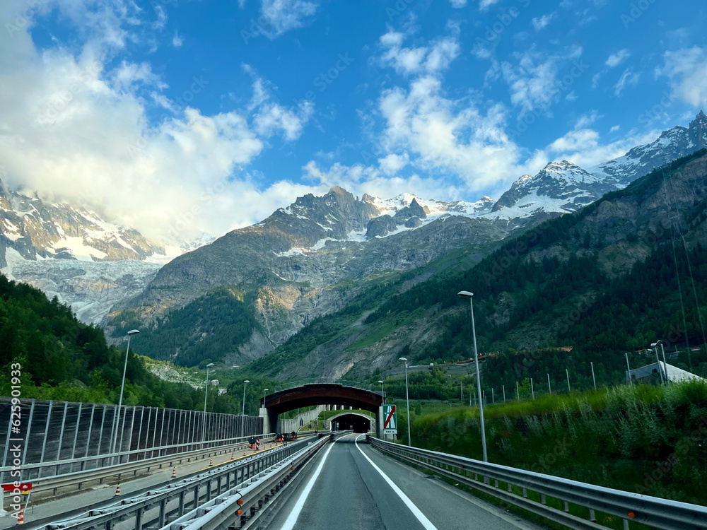 Fototapeta premium Mont Blanc (French Mont Blanc and Italian. Monte Bianco — 