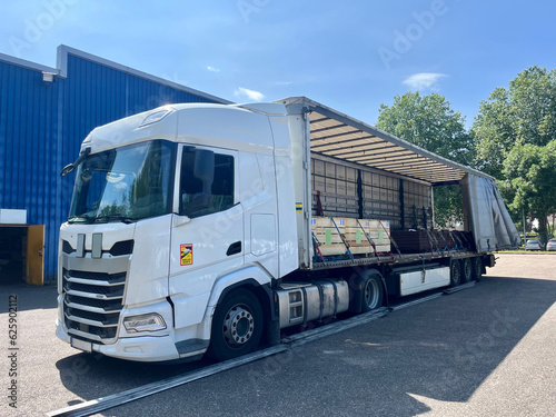 Fotografie Cargo transportation of screws in wooden and metal boxes in a semi-trailer truck