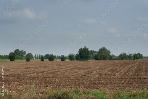 terreno agricolo lavorato per la semina photo