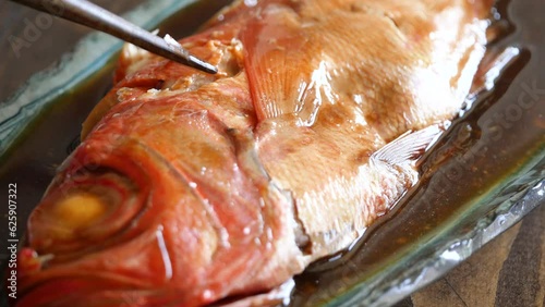 高級魚でもある金目鯛の煮付けの動画。