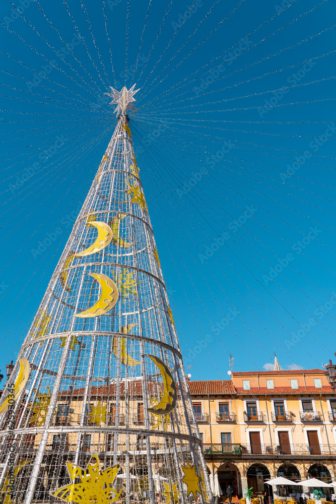 Fototapeta premium Leon, Spain - November 12 2022: Christmas tree in the city center of Leon in Plaza Mayor Square. Streets of Leon decorated with lights and ornaments in anticipation of the Christmas celebration.