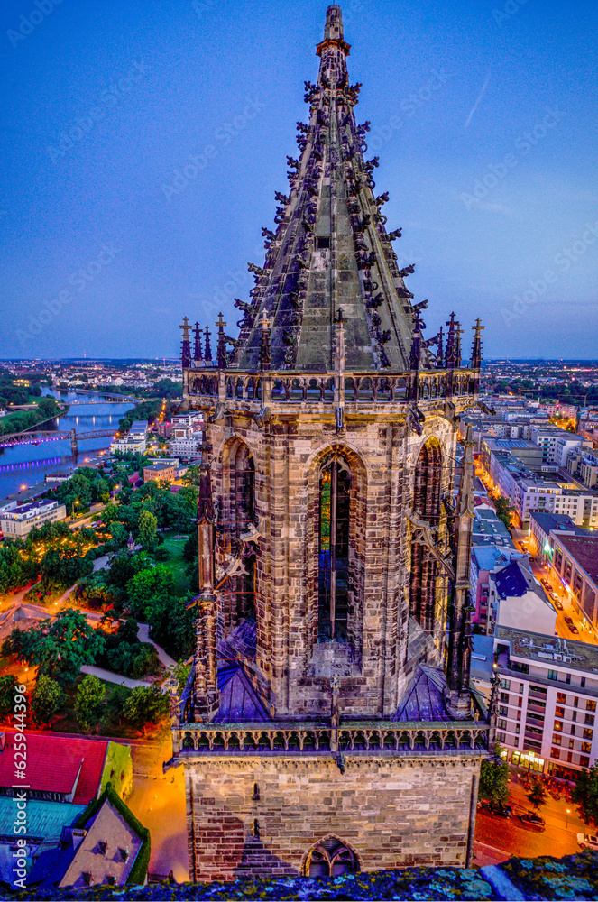 Naklejka premium Blick vom Nordturm des Magdeburger auf den Dom und die Magdeburger Innenstadt in der Blauen Stunde