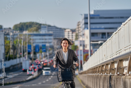 自転車に乗って通勤する女性