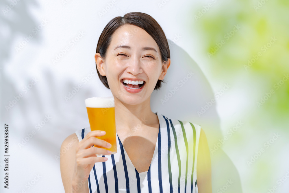 ビールを飲む女性 ビールを飲む女性