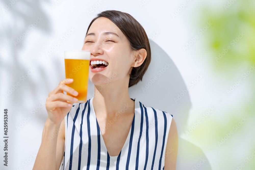 ビールを飲む女性 ビールを飲む女性