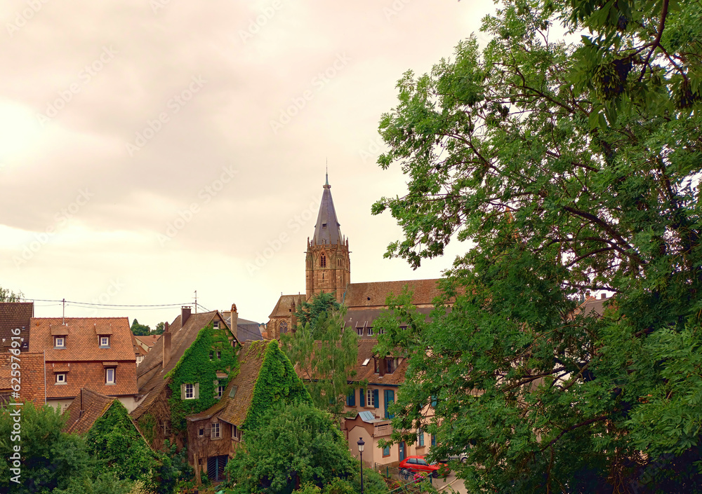 Kirche St. Jean in Wissembourg (Weißenburg) am Fluss Lauter im Elsass in Frankreich an der Grenze zu Rheinland-Pfalz., Kirche St. Jean in Wissembourg (Weißenburg) am Fluss Lauter im Elsass in Frankreich an der Grenze zu Rheinland-Pfalz.,
