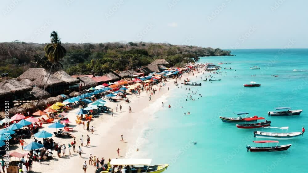 playa en verano con multitud