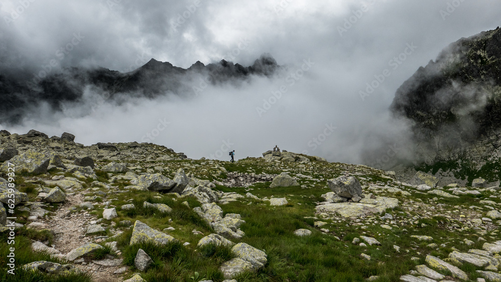 Fototapeta premium Sucha dolina - Tatry wysokie. Treking wsród chmur latem.