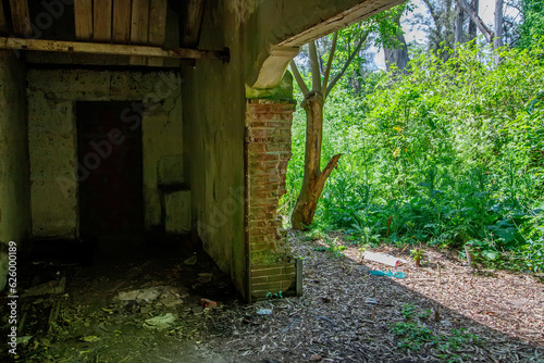 Fototapeta Naklejka Na Ścianę i Meble -  old abandoned house