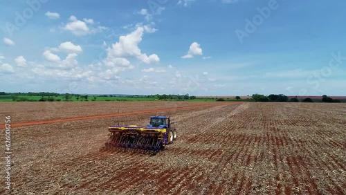 Trator com plantadeira em campo na fazenda