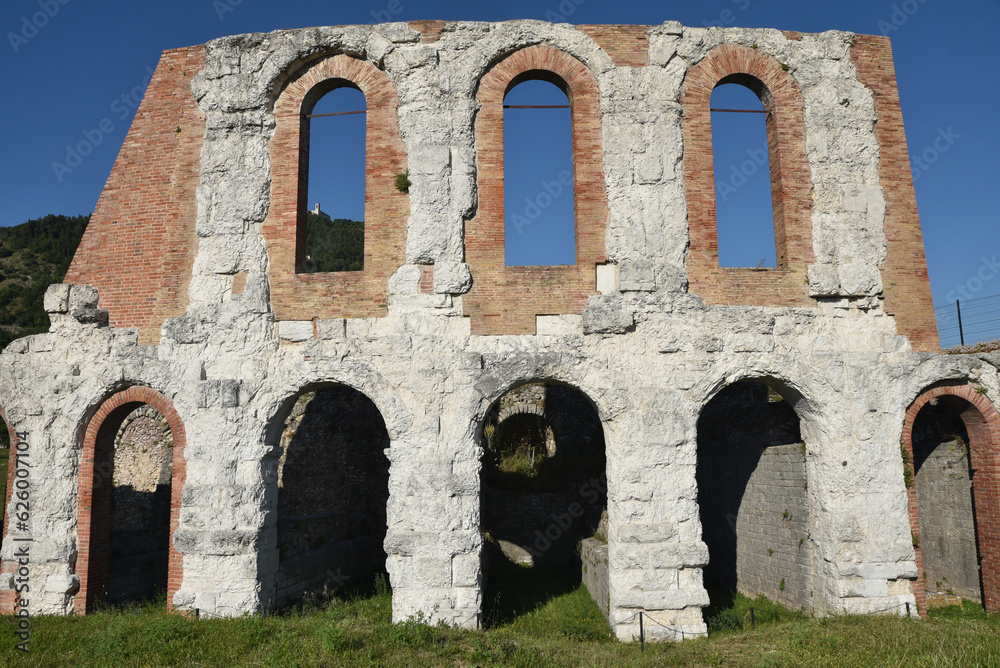 Vestiges du théâtre romain à Gubbio. Italie
