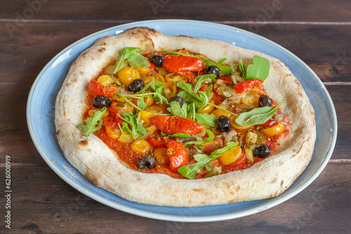 Pizza italienne végétarienne faite maison dans une assiette en céramique. Gros plan. 