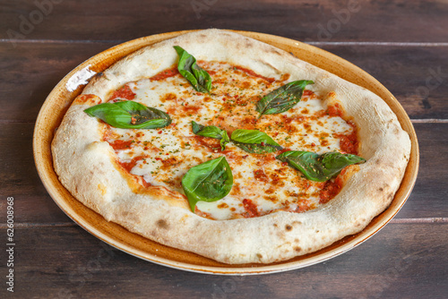 Pizza italienne Margherita faite maison dans une assiette en céramique. Gros plan. 