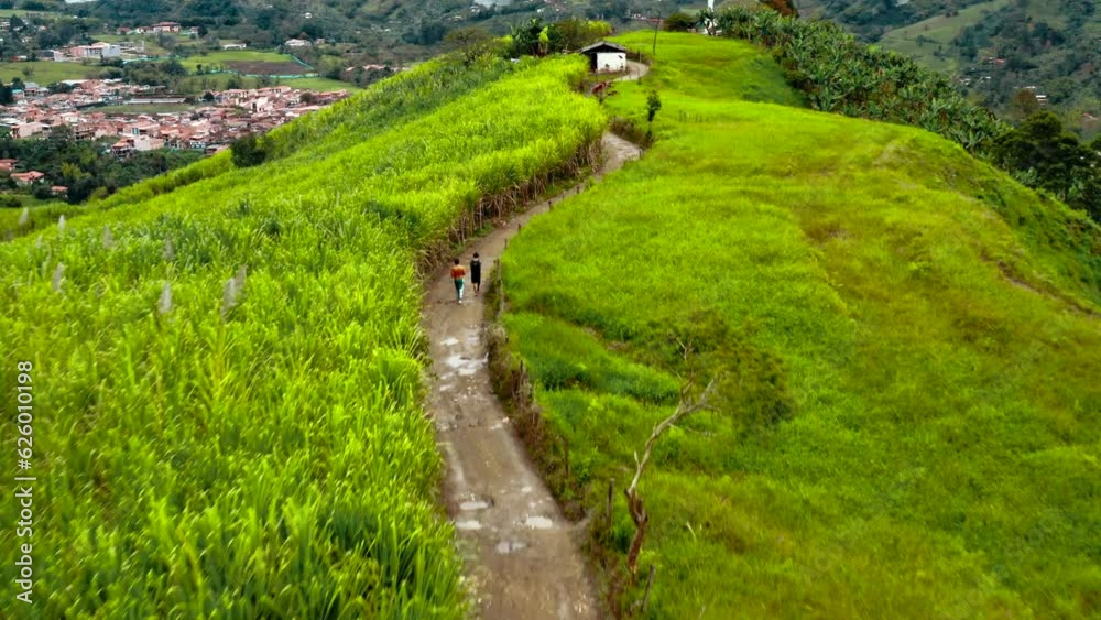 montañas de Colombia, personas caminando, pueblo jardín.