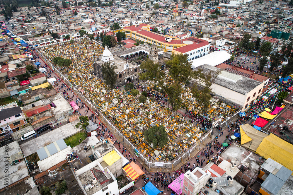 Fototapeta premium Día de muertos en Mixquic, desde dron. Campo santo de frente de día.