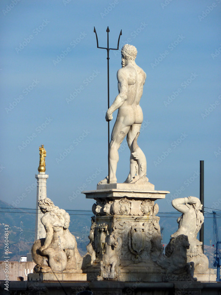 Fototapeta premium Neptunstatue an der Hafeneinfahrt von Messina, Sizilien