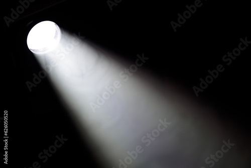 Fototapet spotlight light in the dark, bright beam of light light and darkness