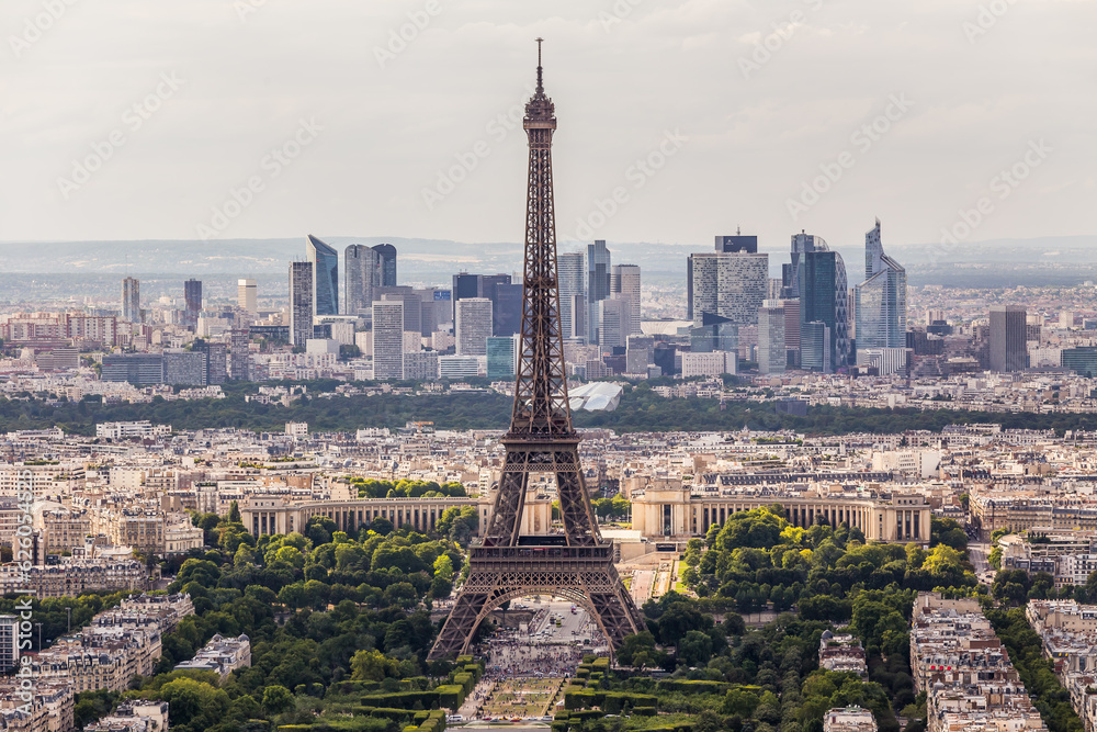 Fototapeta premium Panorama - Eiffel tower and La Defense district in Paris