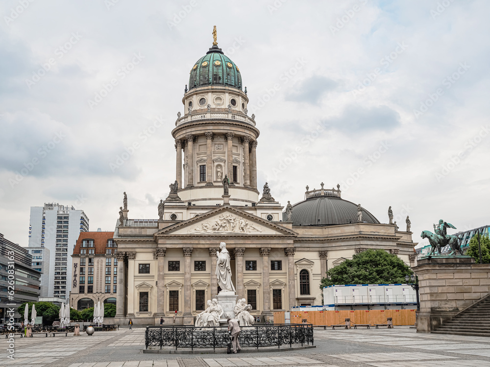 Obraz premium gendarme market with french cathedral