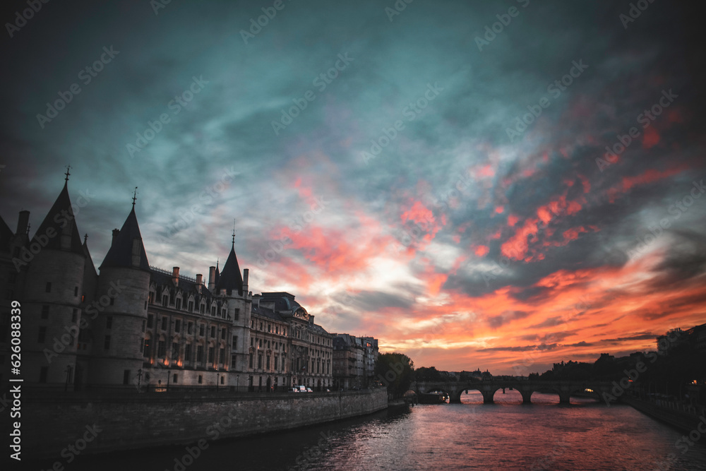 Fototapeta premium Dusk over the Seine - Paris, France