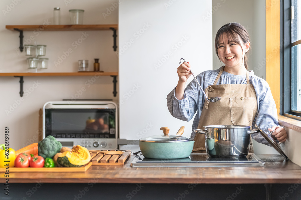 キッチンで料理をするアジア人女性(カレー・シチュー)
キッチンで料理をするアジア人女性(カレー・シチュー)