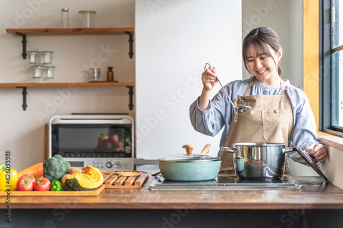 キッチンで料理をするアジア人女性（カレー・シチュー）
