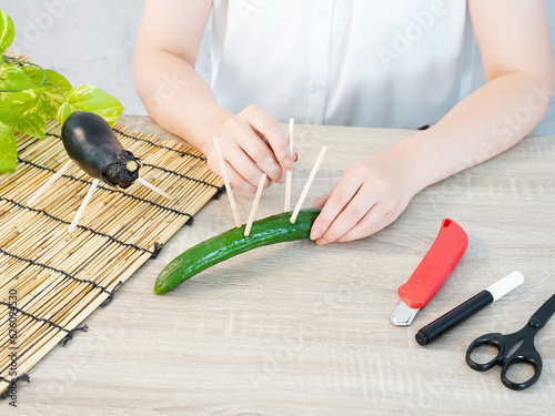 日本のお盆に伝統の精霊馬を作って供養する