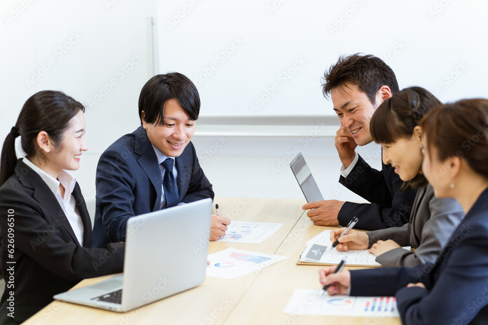 会議室でミーティングをするスーツ姿の男女(提案・企画・アイディア・商談)
会議室でミーティングをするスーツ姿の男女(提案・企画・アイディア・商談)
