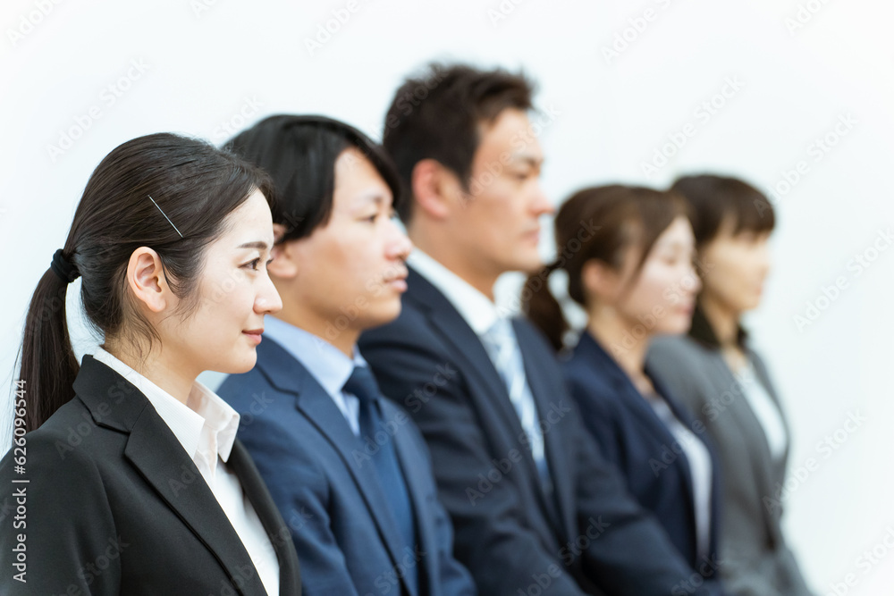 椅子に座った企業・会社の従業員・スタッフ・正社員・スーツ姿の男女の(ビジネスマン・ビジネスウーマン)
椅子に座った企業・会社の従業員・スタッフ・正社員・スーツ姿の男女の(ビジネスマン・ビジネスウーマン)